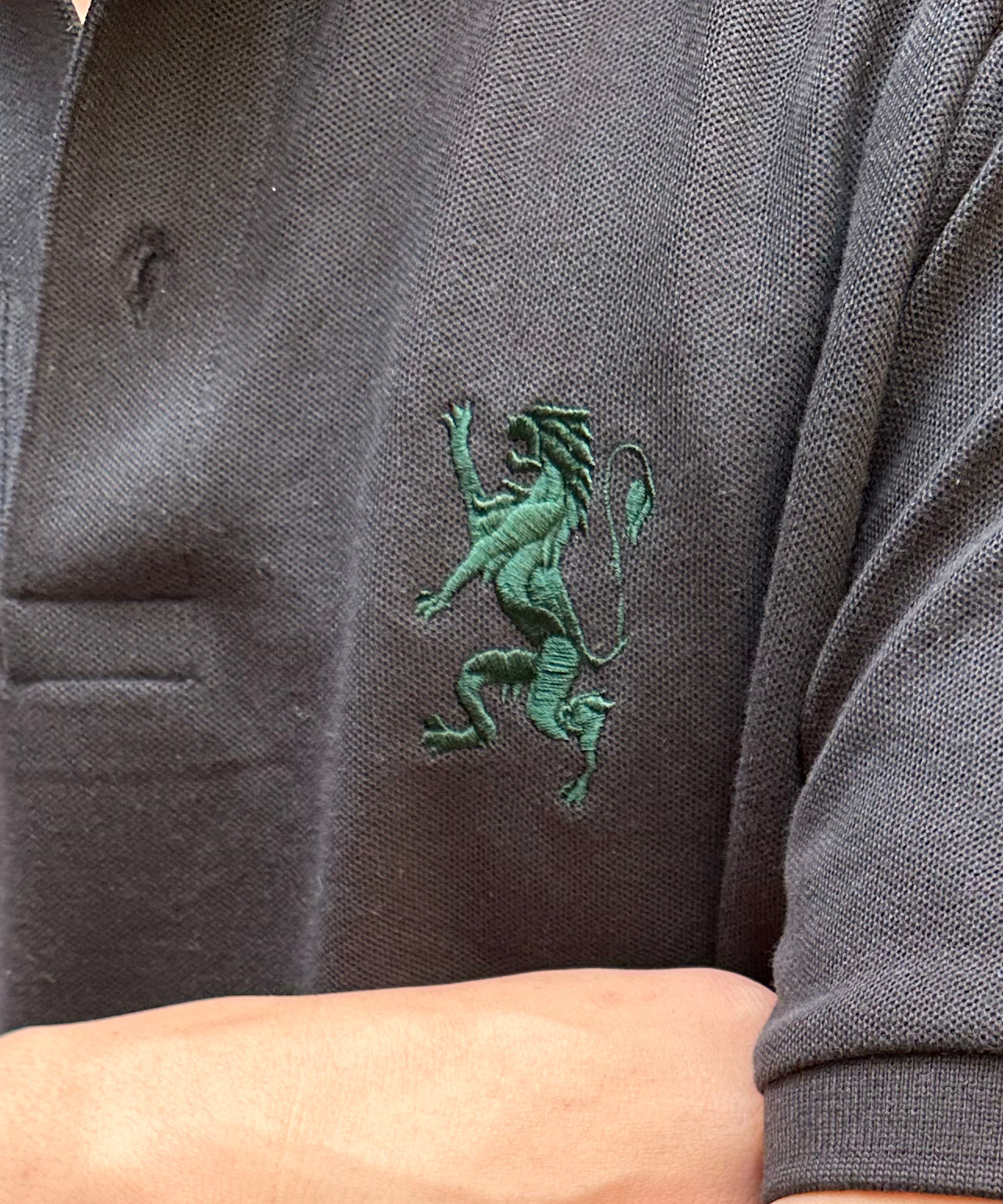 ライオン刺繍 襟デザインUVカットポロシャツ(男女兼用)
